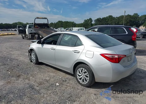 2018 Toyota Corolla Le z USA, uszkodzony, nr VIN 5YFBURHE6JP771944